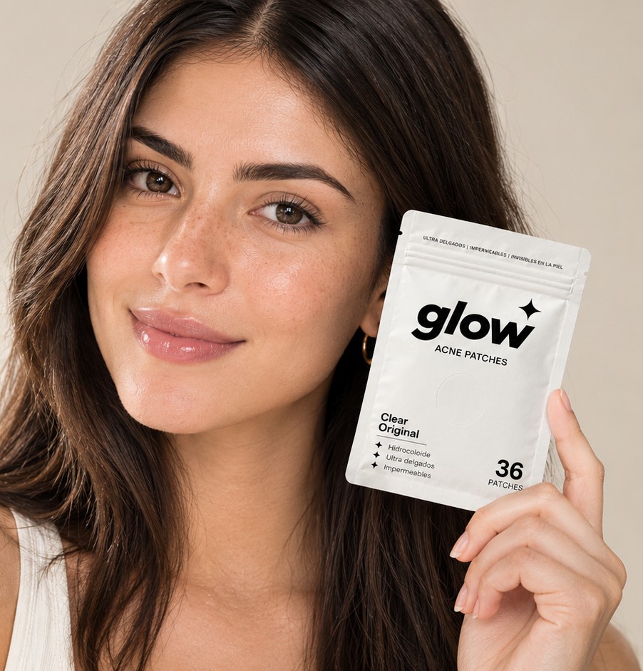 Modelo sonriendo con el empaque glow Acne Patches Clear Original